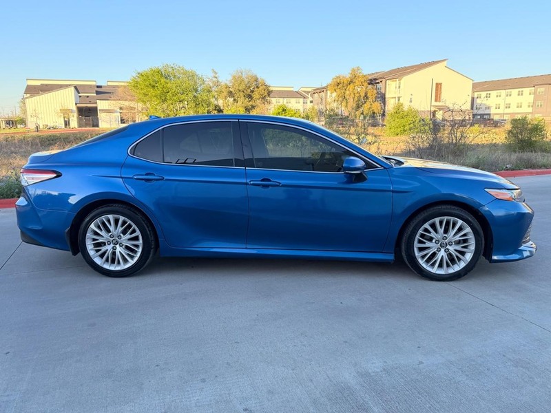 Toyota Camry Hybrid Vehicle Full-screen Gallery Image 07