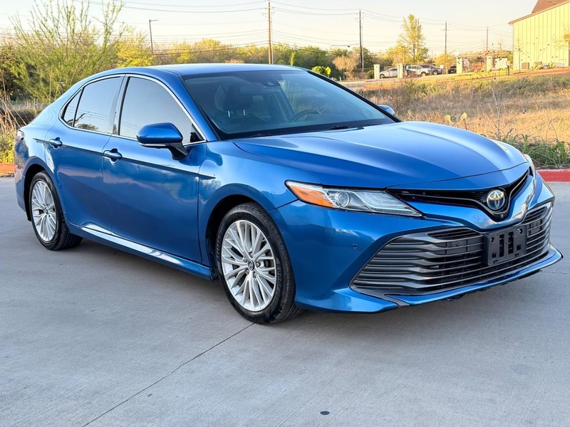 Toyota Camry Hybrid Vehicle Full-screen Gallery Image 08