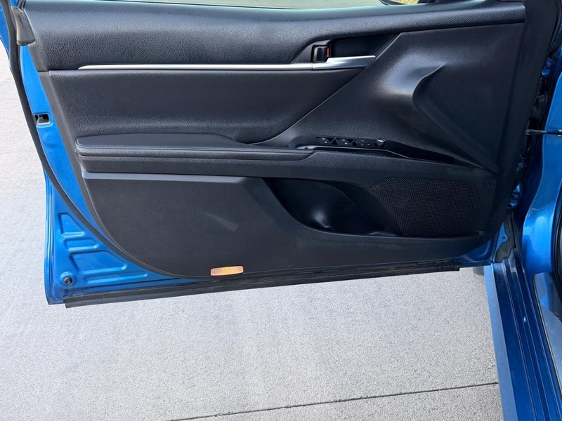 Toyota Camry Hybrid Vehicle Full-screen Gallery Image 09