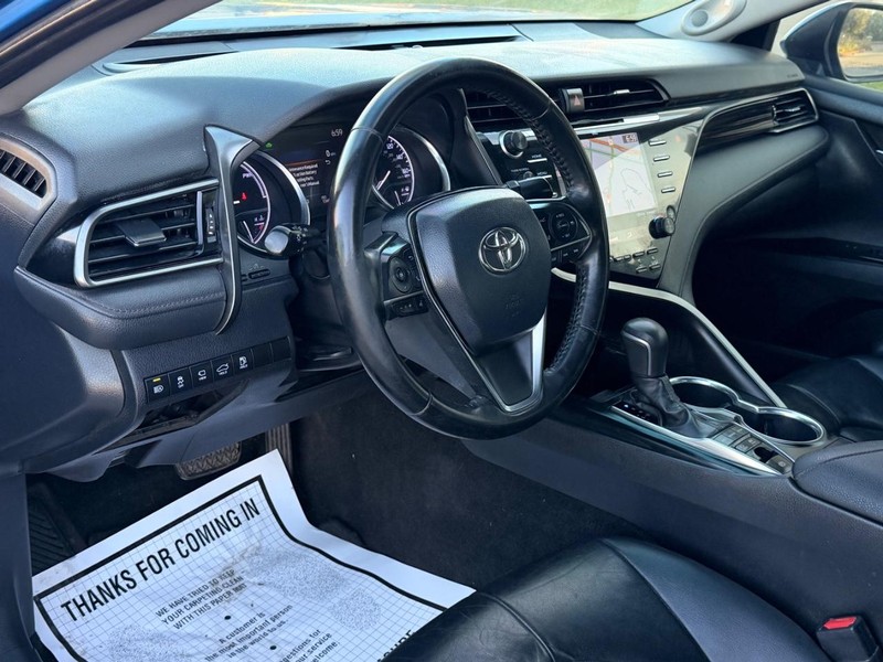 Toyota Camry Hybrid Vehicle Full-screen Gallery Image 10