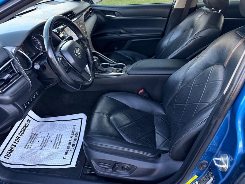 Toyota Camry Hybrid Vehicle Full-screen Gallery Image 11