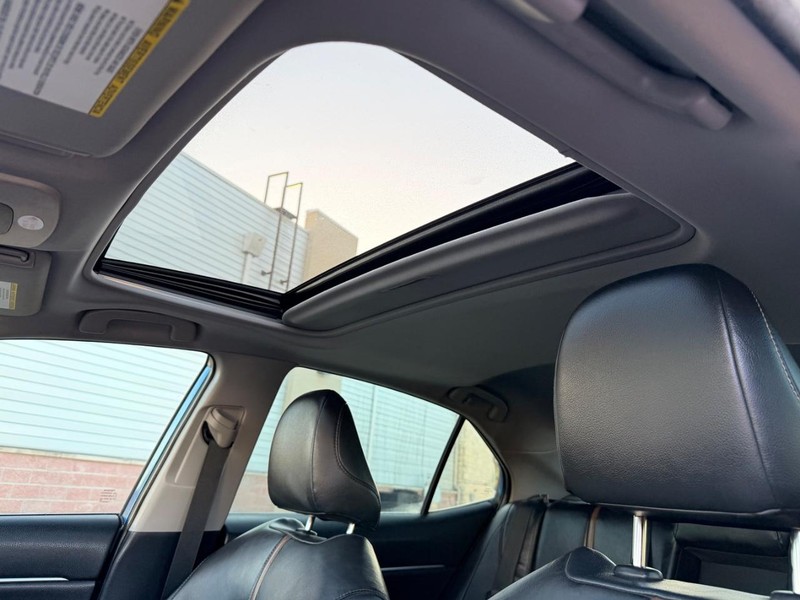 Toyota Camry Hybrid Vehicle Full-screen Gallery Image 12