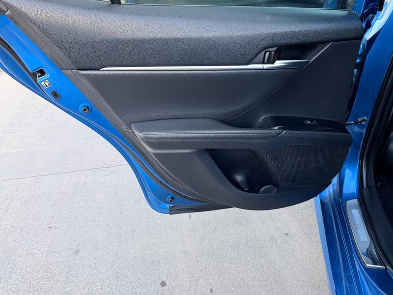 Toyota Camry Hybrid Vehicle Full-screen Gallery Image 13