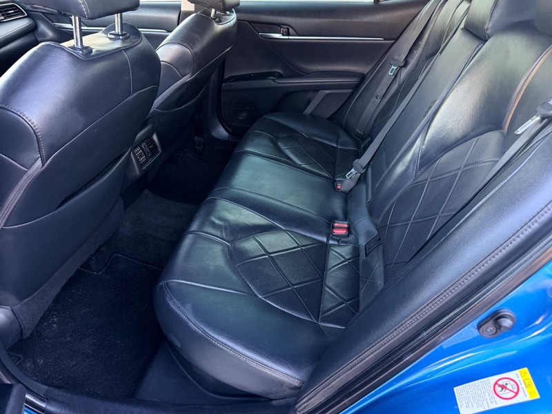 Toyota Camry Hybrid Vehicle Full-screen Gallery Image 14