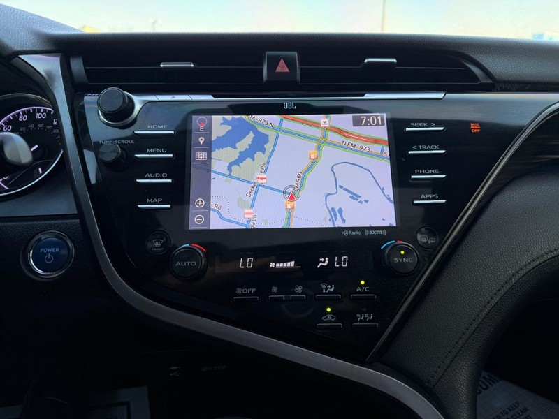 Toyota Camry Hybrid Vehicle Full-screen Gallery Image 15