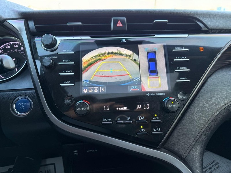 Toyota Camry Hybrid Vehicle Full-screen Gallery Image 16