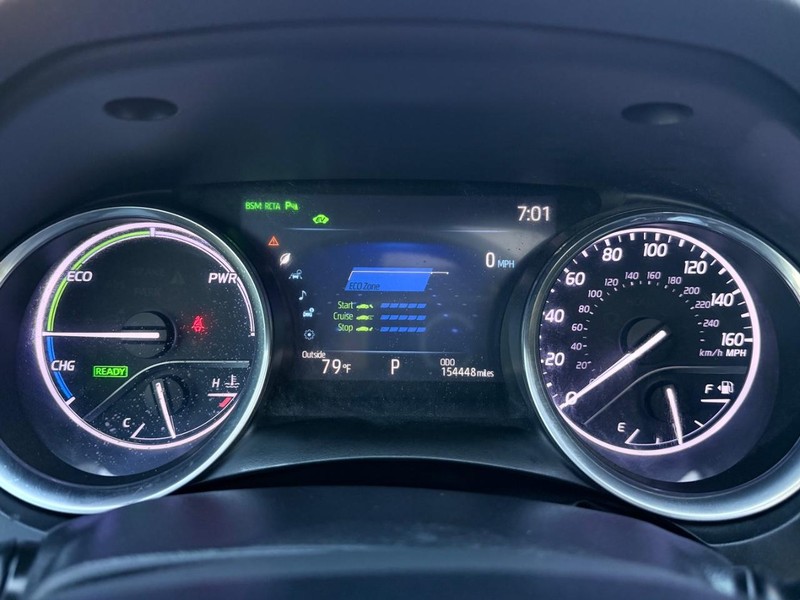 Toyota Camry Hybrid Vehicle Full-screen Gallery Image 17