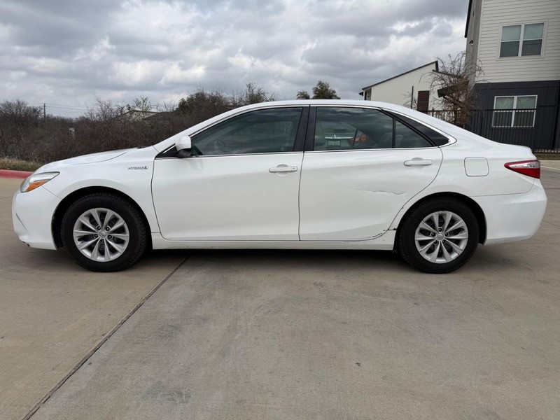 Toyota Camry Hybrid Vehicle Full-screen Gallery Image 03