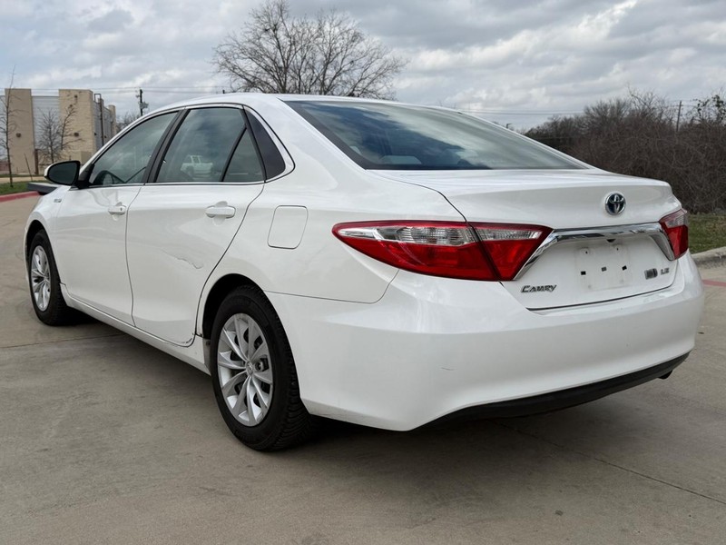 Toyota Camry Hybrid Vehicle Full-screen Gallery Image 04