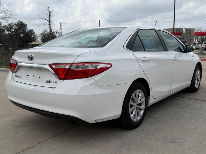 Toyota Camry Hybrid Vehicle Full-screen Gallery Image 06