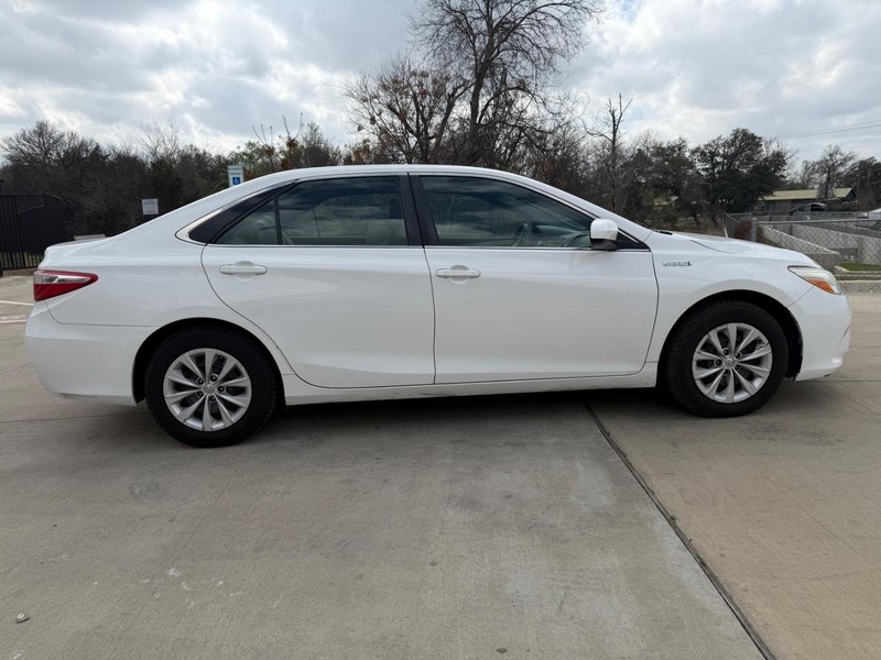 Toyota Camry Hybrid Vehicle Full-screen Gallery Image 07