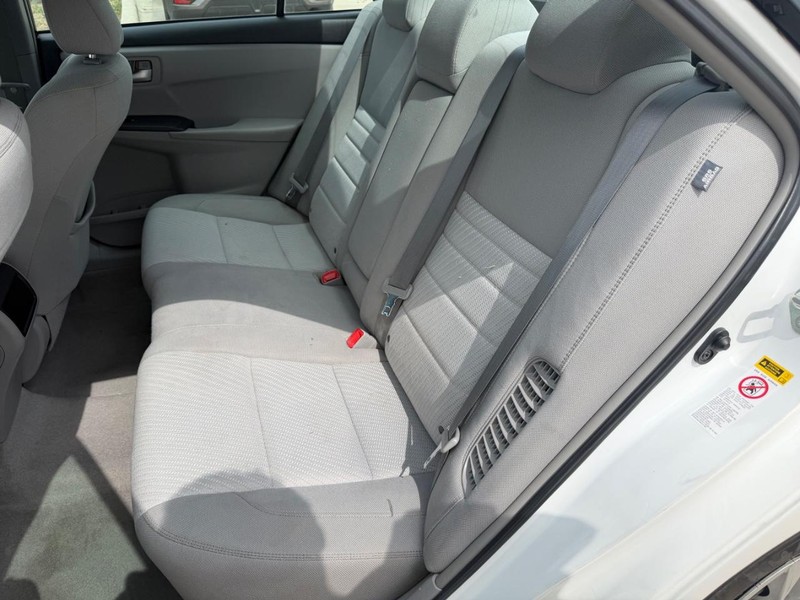 Toyota Camry Hybrid Vehicle Full-screen Gallery Image 14