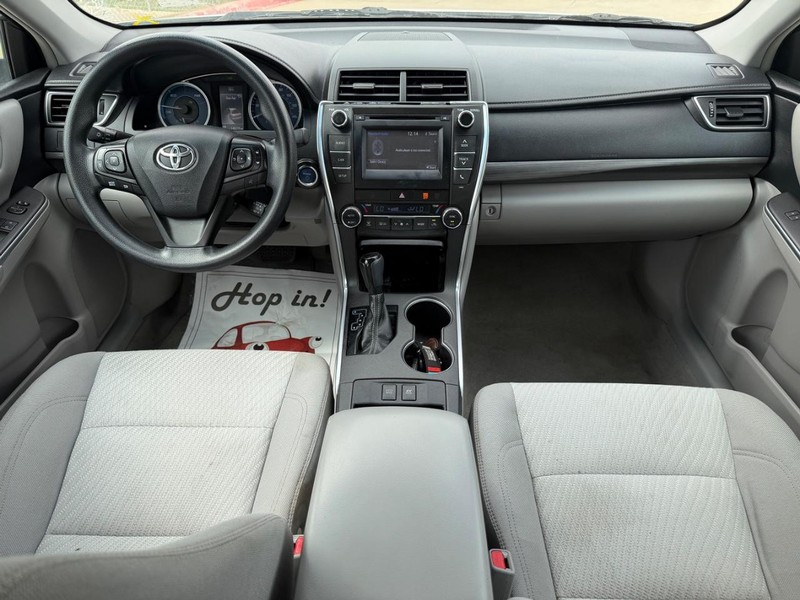Toyota Camry Hybrid Vehicle Full-screen Gallery Image 15