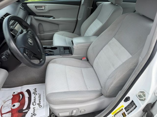 Toyota Camry Vehicle Full-screen Gallery Image 12