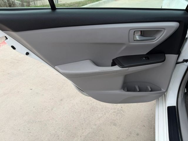 Toyota Camry Vehicle Full-screen Gallery Image 15