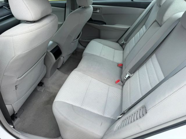 Toyota Camry Vehicle Full-screen Gallery Image 16