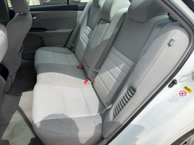 Toyota Camry Vehicle Full-screen Gallery Image 17