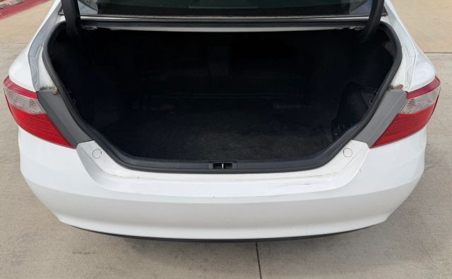 Toyota Camry Vehicle Full-screen Gallery Image 19