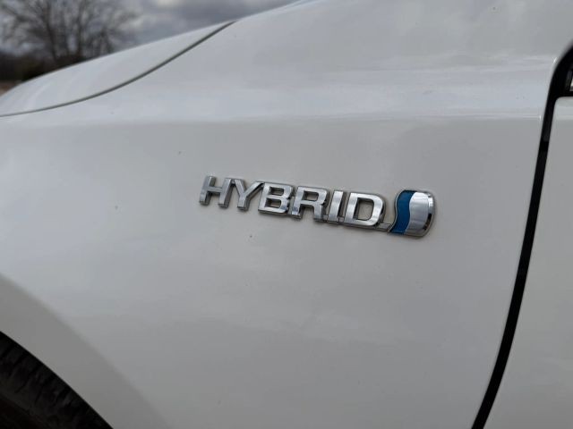 Toyota Camry Vehicle Full-screen Gallery Image 20