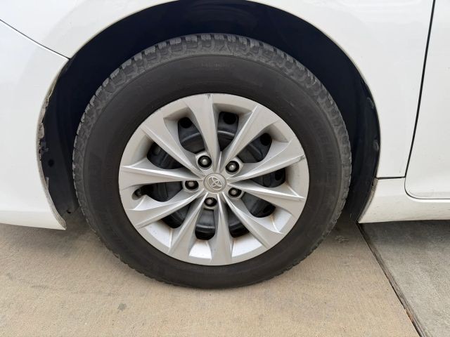 Toyota Camry Vehicle Full-screen Gallery Image 21