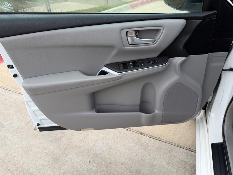 Toyota Camry Vehicle Full-screen Gallery Image 10