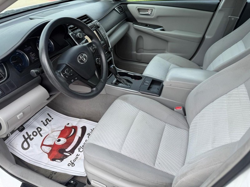 Toyota Camry Vehicle Full-screen Gallery Image 11