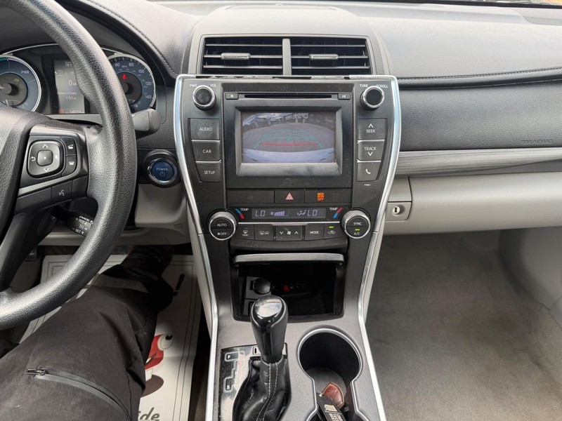 Toyota Camry Vehicle Full-screen Gallery Image 14