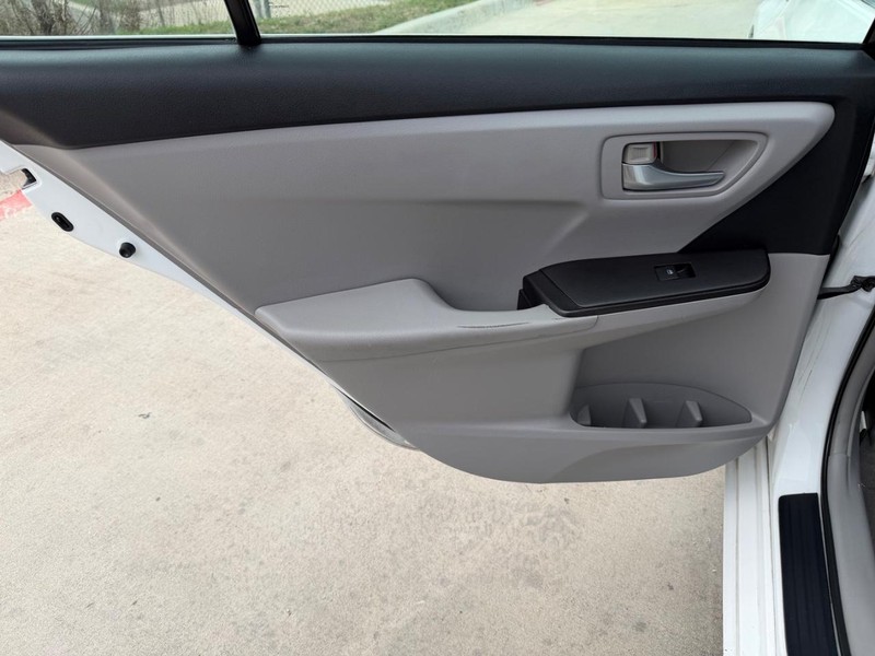 Toyota Camry Vehicle Full-screen Gallery Image 15