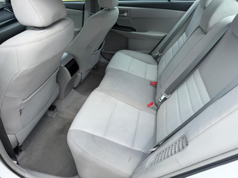 Toyota Camry Vehicle Full-screen Gallery Image 16