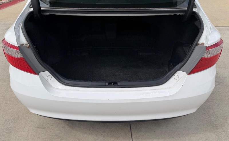 Toyota Camry Vehicle Full-screen Gallery Image 19