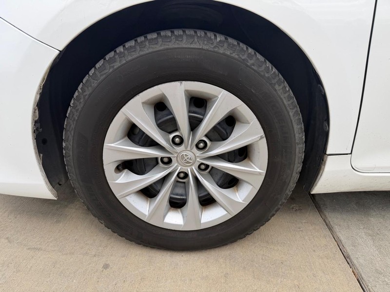 Toyota Camry Vehicle Full-screen Gallery Image 21