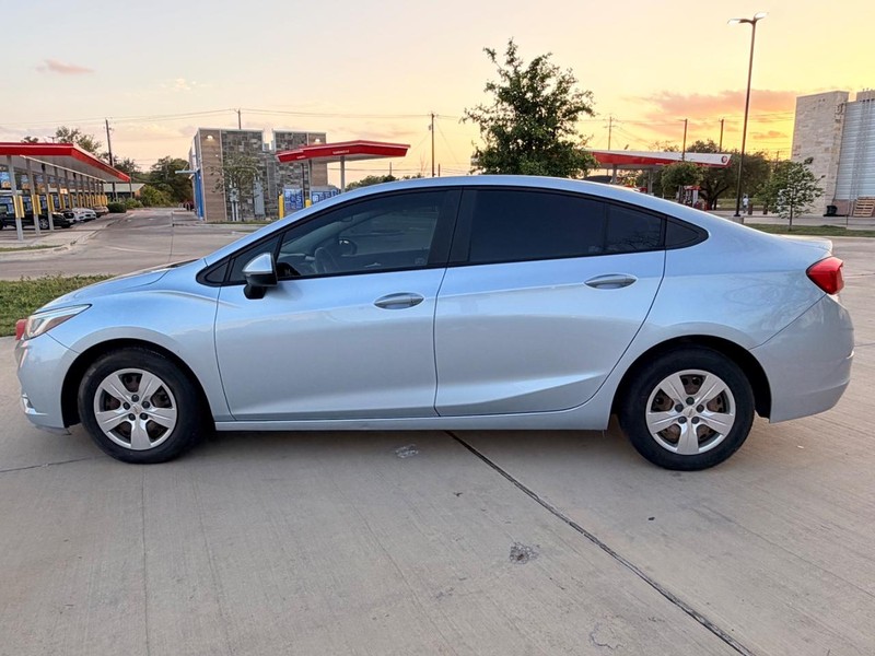 Chevrolet Cruze Vehicle Full-screen Gallery Image 03
