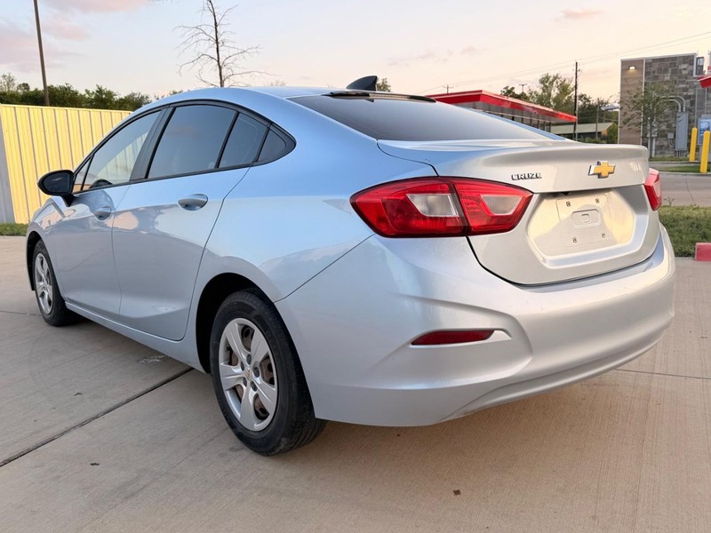 Chevrolet Cruze Vehicle Full-screen Gallery Image 04