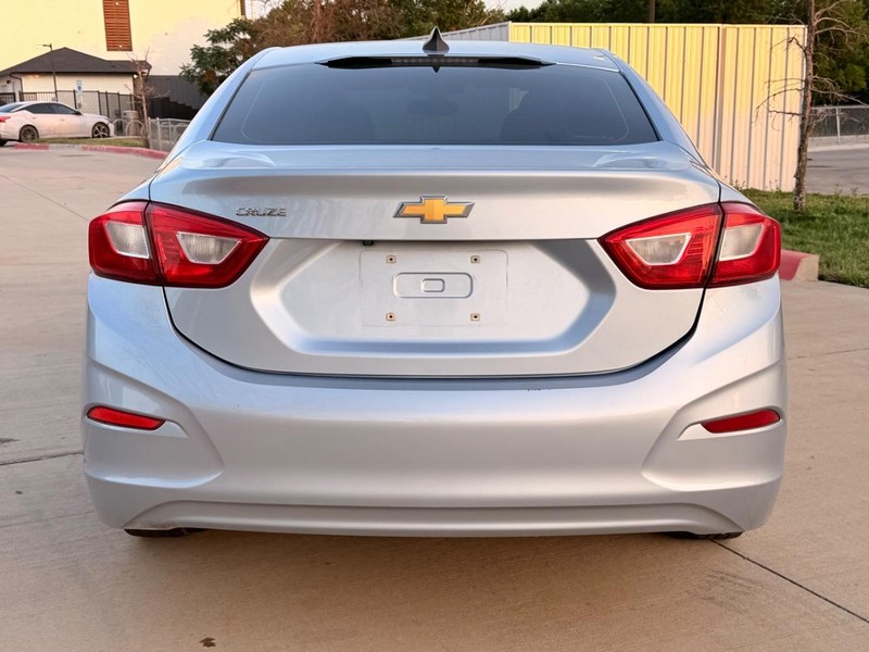 Chevrolet Cruze Vehicle Full-screen Gallery Image 05