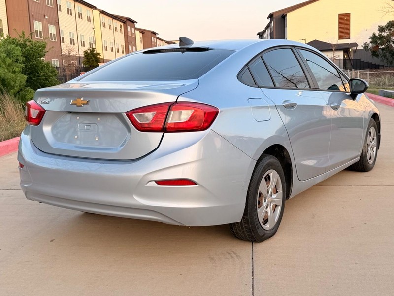 Chevrolet Cruze Vehicle Full-screen Gallery Image 06