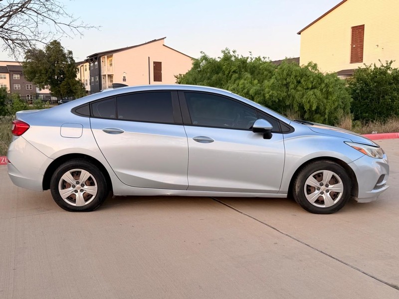 Chevrolet Cruze Vehicle Full-screen Gallery Image 07