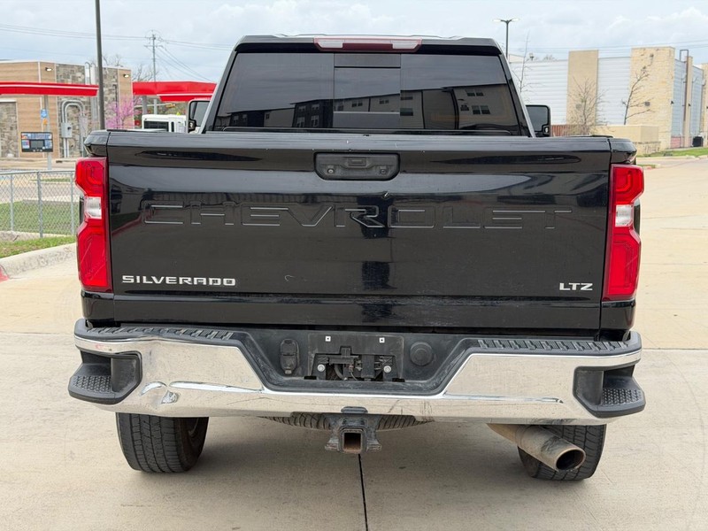 Chevrolet Silverado 2500HD Vehicle Full-screen Gallery Image 05