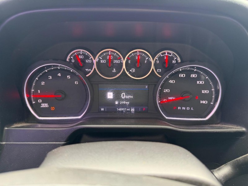 Chevrolet Silverado 2500HD Vehicle Full-screen Gallery Image 13