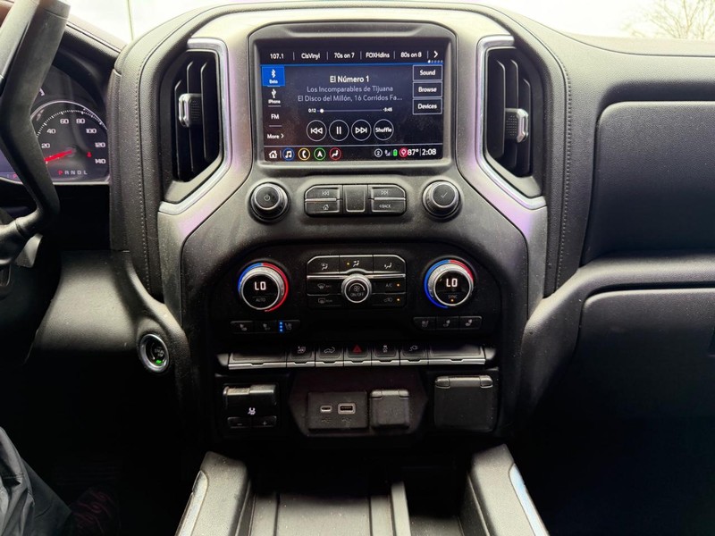 Chevrolet Silverado 2500HD Vehicle Full-screen Gallery Image 14