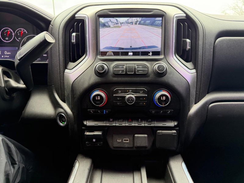 Chevrolet Silverado 2500HD Vehicle Full-screen Gallery Image 15