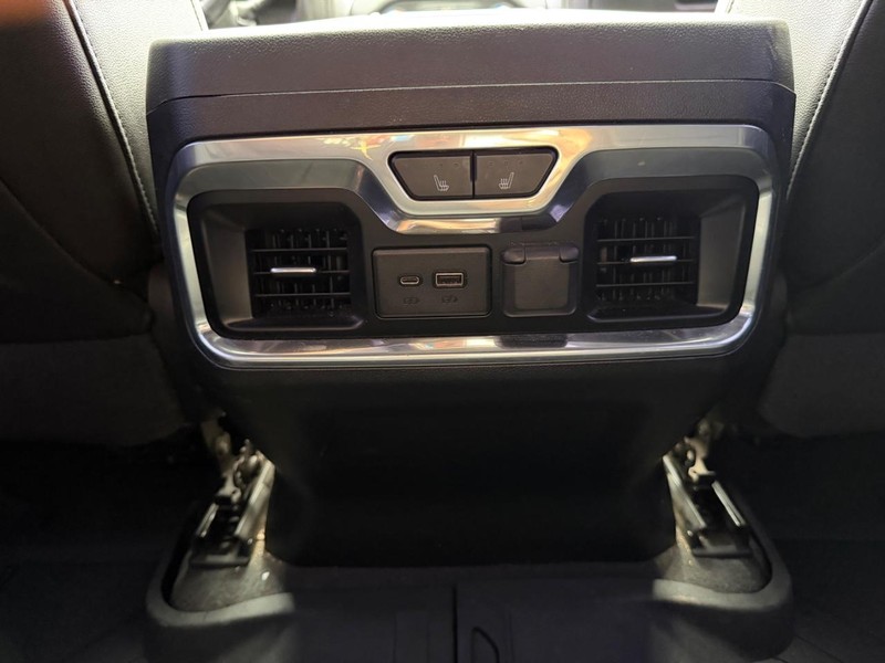 Chevrolet Silverado 2500HD Vehicle Full-screen Gallery Image 19