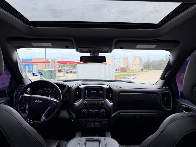 Chevrolet Silverado 2500HD Vehicle Full-screen Gallery Image 21