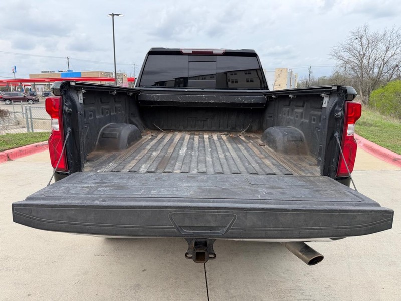 Chevrolet Silverado 2500HD Vehicle Full-screen Gallery Image 22