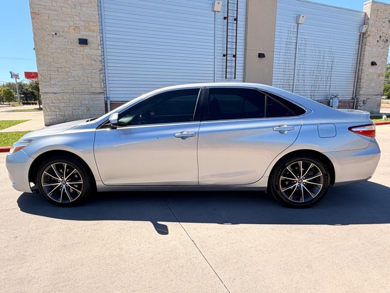 Toyota Camry Vehicle Full-screen Gallery Image 03