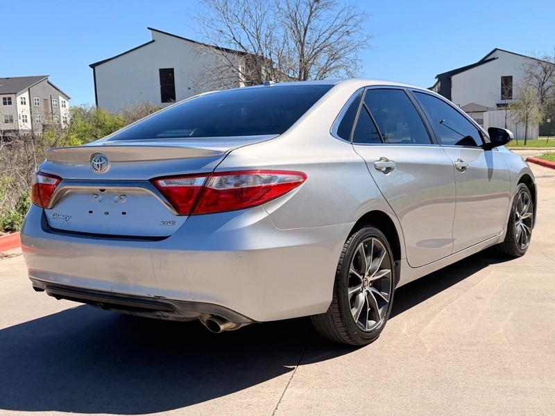 Toyota Camry Vehicle Full-screen Gallery Image 06