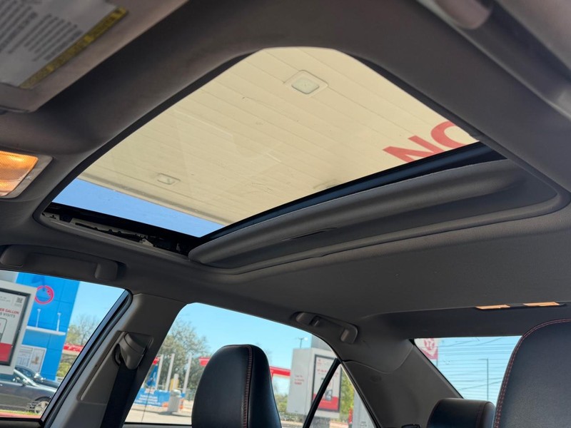 Toyota Camry Vehicle Full-screen Gallery Image 09