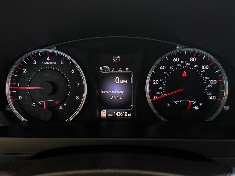 Toyota Camry Vehicle Full-screen Gallery Image 11