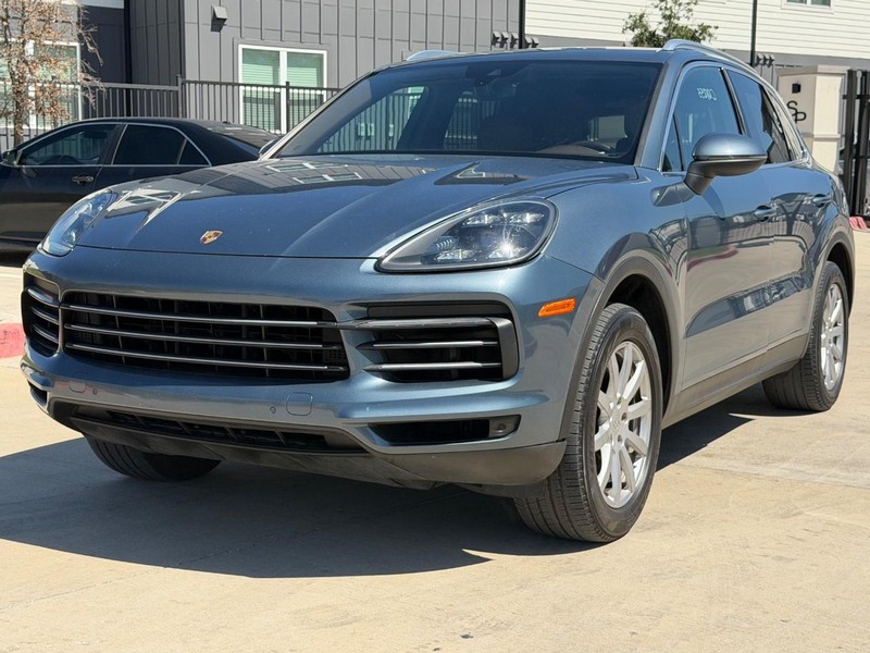 Porsche Cayenne Vehicle Full-screen Gallery Image 02