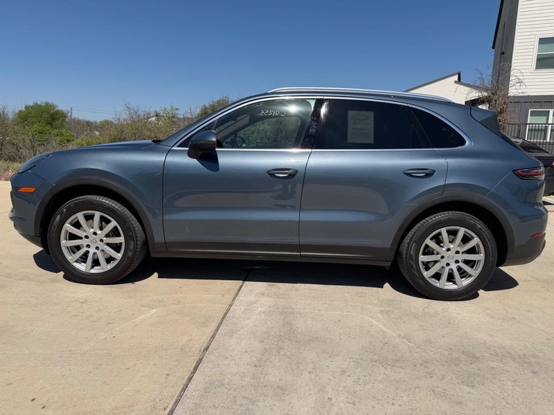 Porsche Cayenne Vehicle Full-screen Gallery Image 03