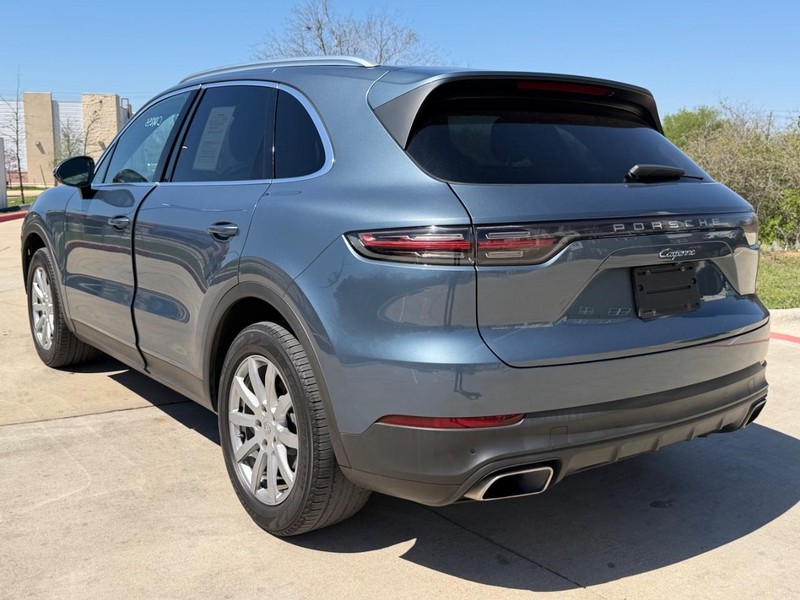 Porsche Cayenne Vehicle Full-screen Gallery Image 04